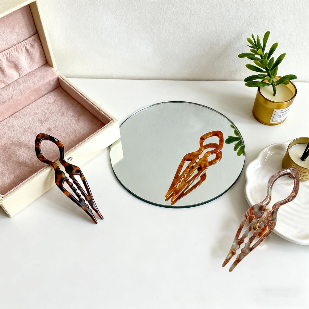 Generic Prestige Pin - Ensemble trois-pieces: polyvalence et simplicité pour toutes vos coiffures.