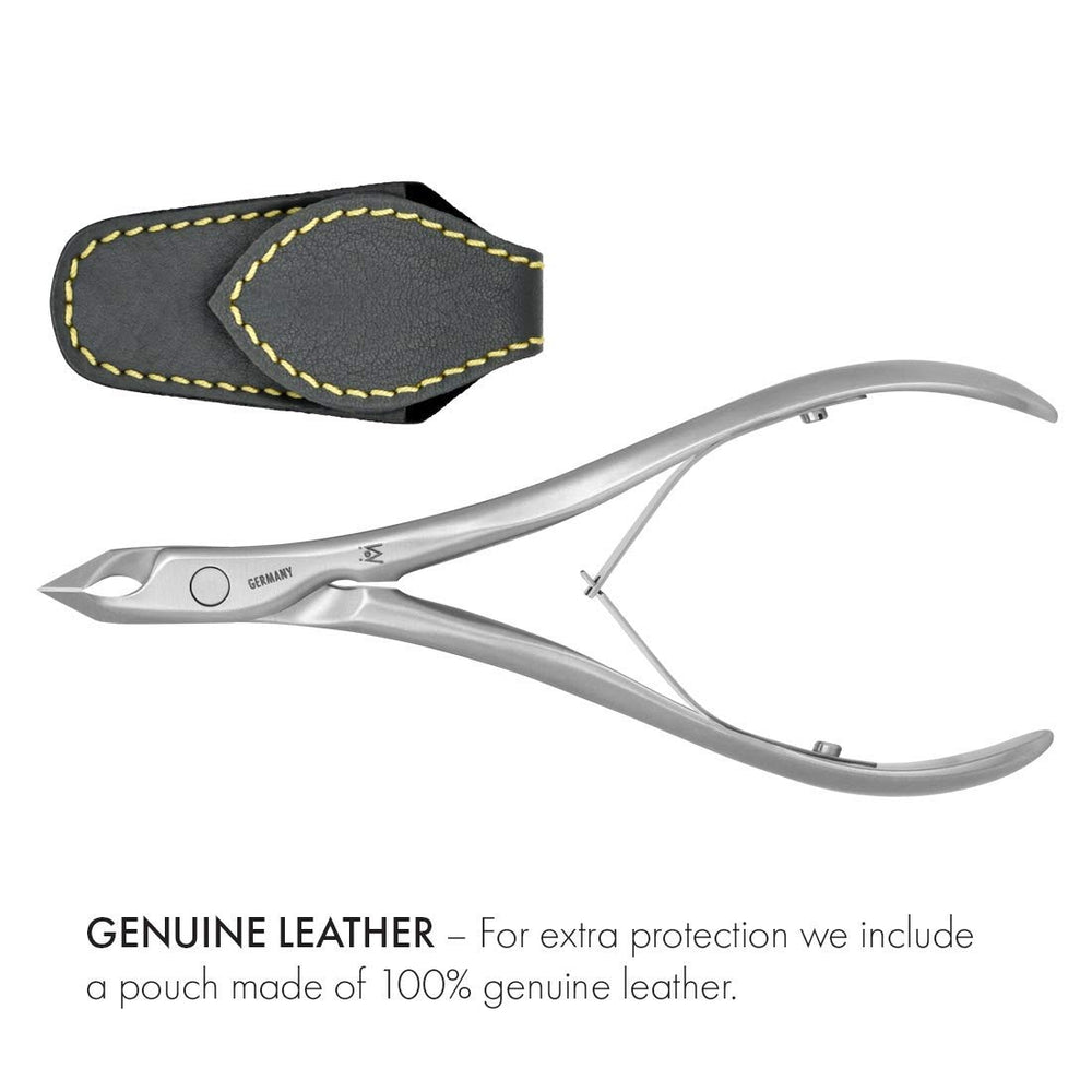 GERMANIKURE coupe-cuticule utilisée en contexte professionnel par une technicienne.