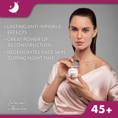 Main appliquant la crème de nuit Gerovital H3 Evolution sur le visage