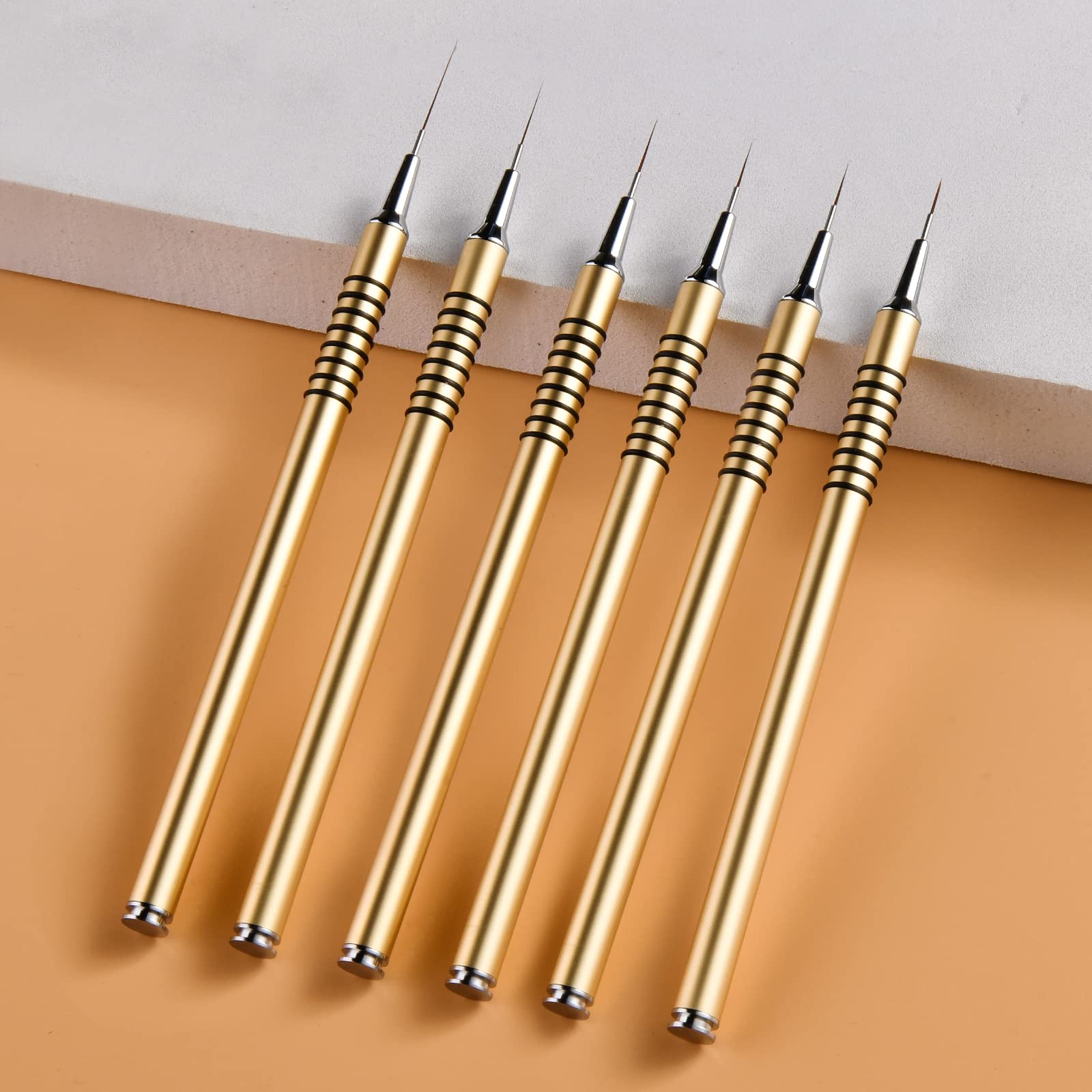 Brosse Giifnonnt pour traits fins sur ongles, points et petits détails faciles.