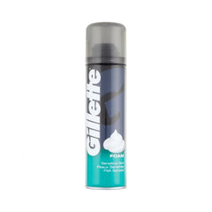 Gillette Classic Sensitive Skin, texture crèmeuse sur la main pour un rasage doux.