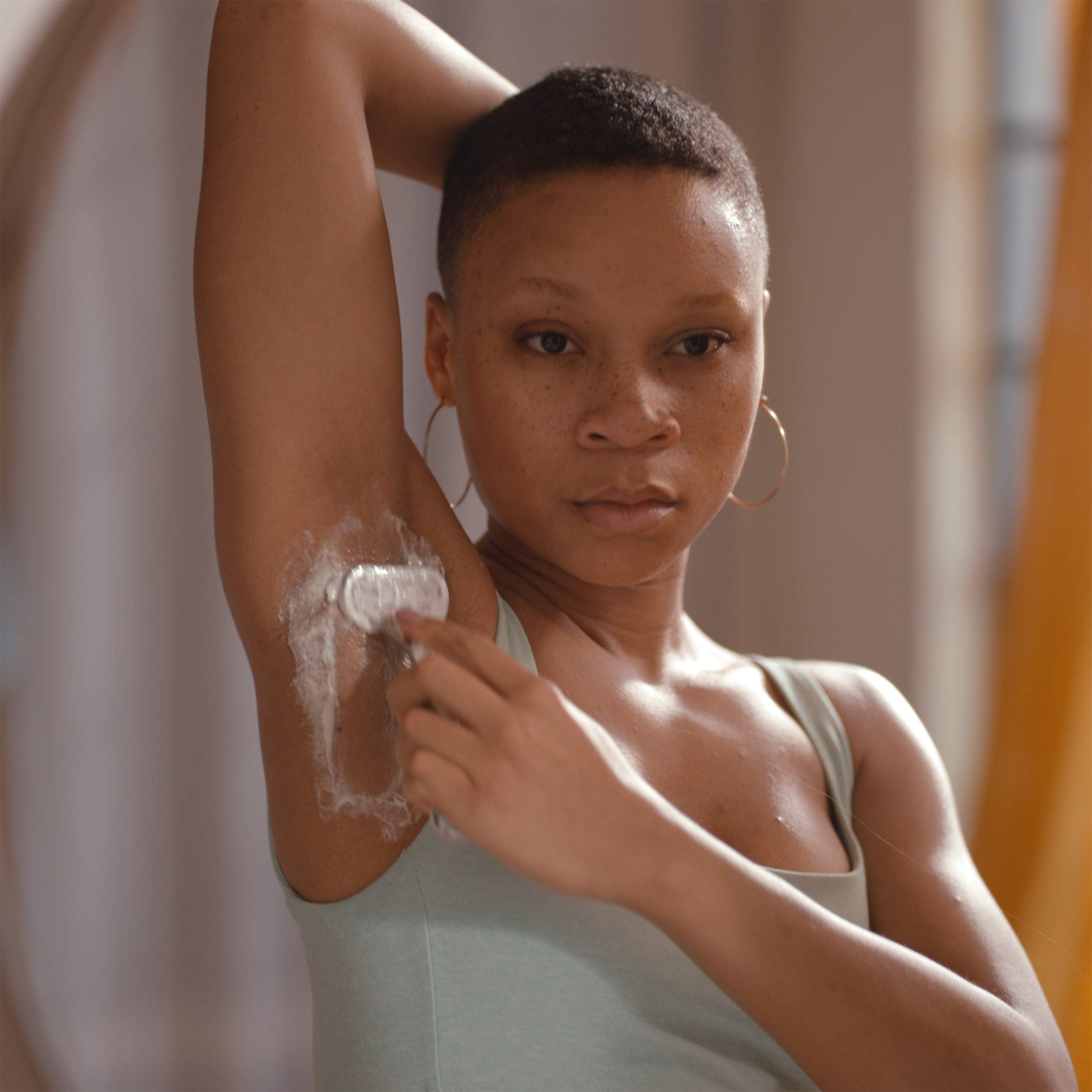 Gillette Venus Pure Crème de rasage glisse douce pour un rasage précis.