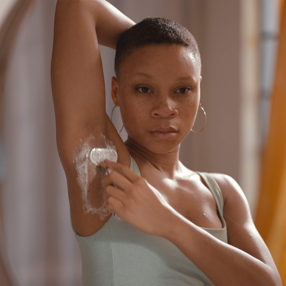 Gillette Venus Pure Crème de rasage glisse douce pour un rasage précis.