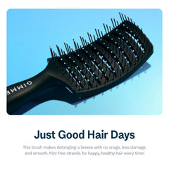 Brosse ventillée GIMME Beauté accélérant le séchage avec le sèche-cheveux.