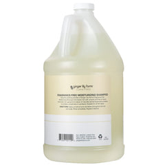 Texture crémeuse du Shampoing Club & Fitness pour cheveux doux et hydratés.