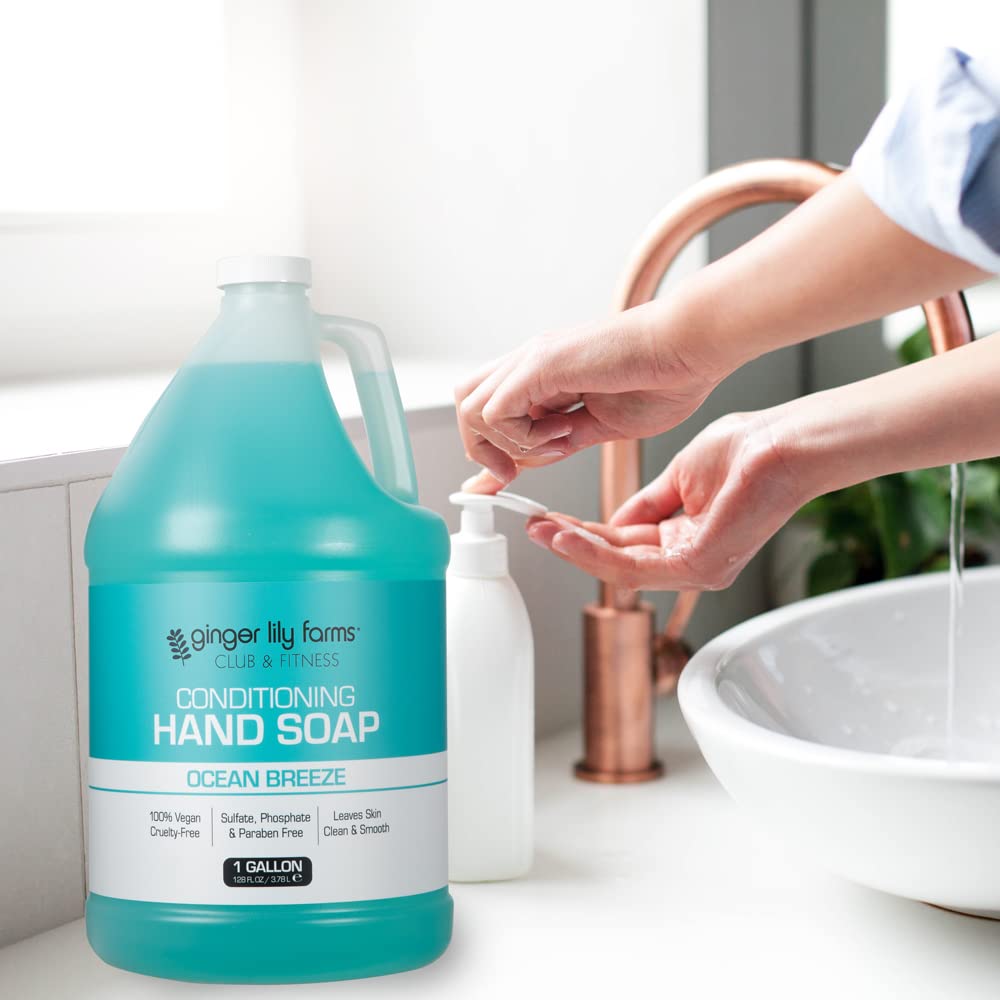 Utilisation quotidienne de la recharge Ginger Lily Farms dans les sanitaires partagés.