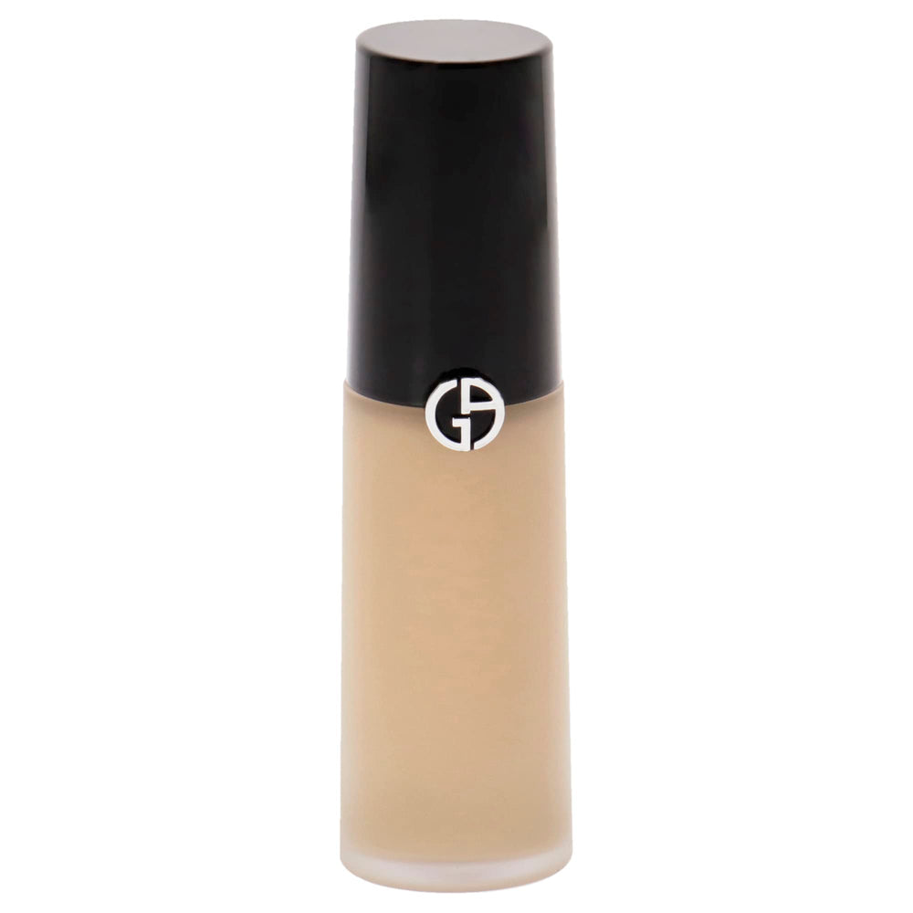 Giorgio Armani Luminous Silk Correcteur, application sous les yeux pour lisser et éclairer le regard.