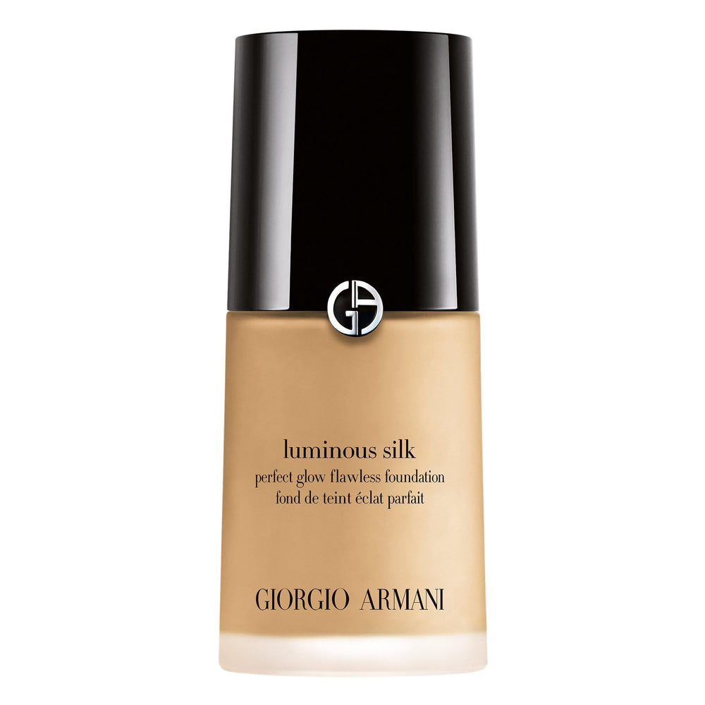 Finition naturelle du fond de teint Giorgio Armani sur le visage