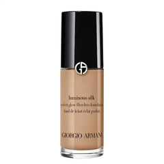 Giorgio Armani Luminous Silk – texture lumineuse pour un teint uniforme et éclatant.