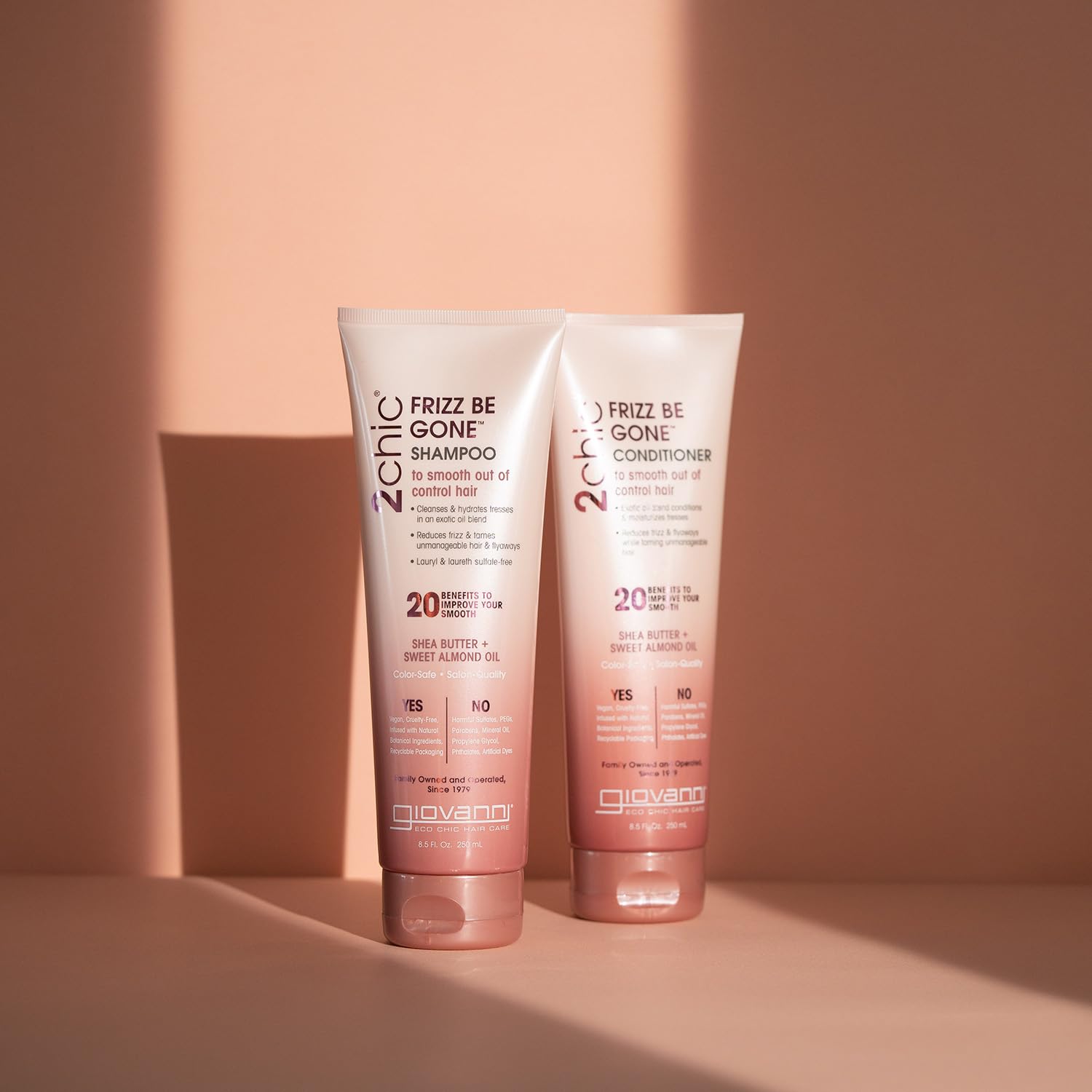 Shampoing anti-frisottis GIOVANNI 2chic dans un flacon, cheveux lisses.