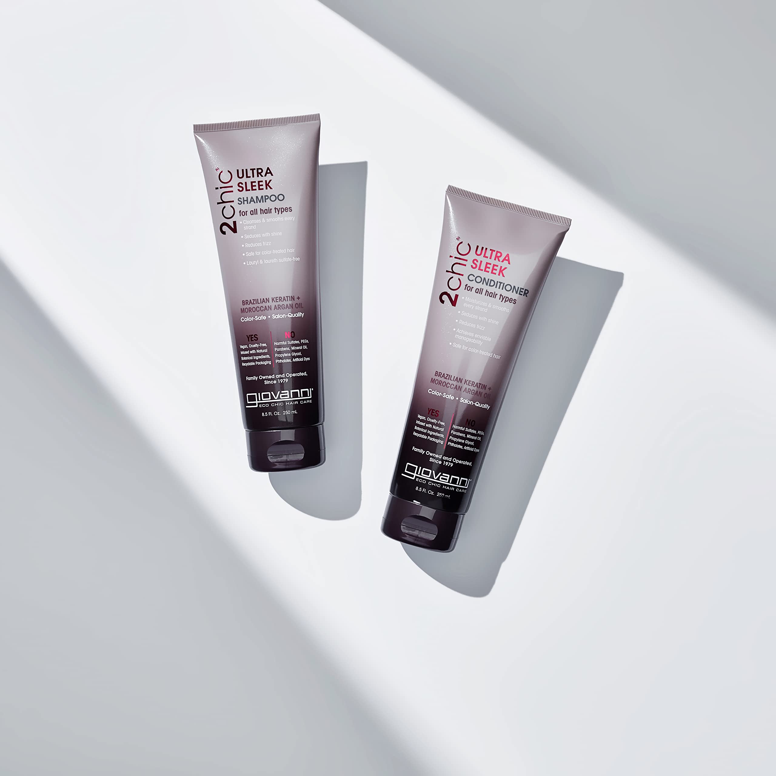 Application douce du Shampoing Ultra-Sleek Giovanni facilitant le démêlage.