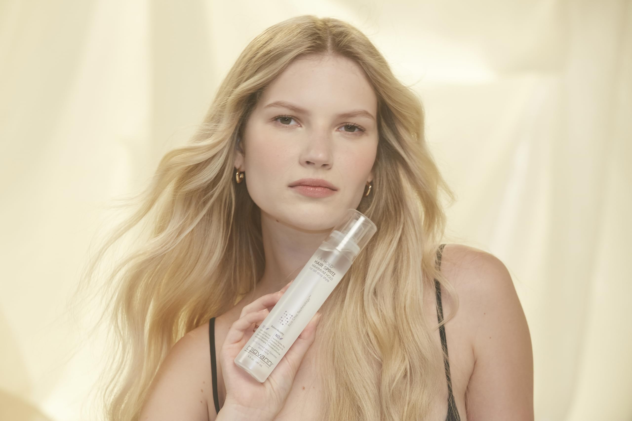 GIOVANNI L.A. Hold Hair Spritz finition brillante sans alourdir la chevelure.