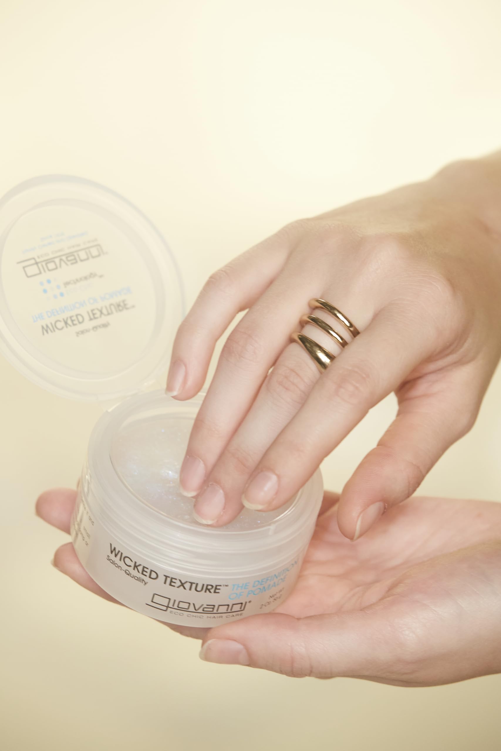 GIOVANNI Wicked Texture Pomade offre brillance et définition sans alourdir les cheveux.