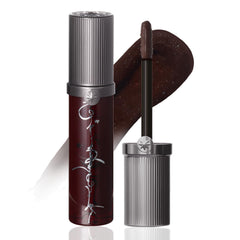 GIRLCULT Glass Shine Lip Gloss affiche une brillance verre réfléchissante sur les lèvres.