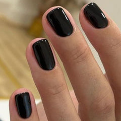 GLAMERMAID Ongles noirs squoval – finition gel brillant durable.