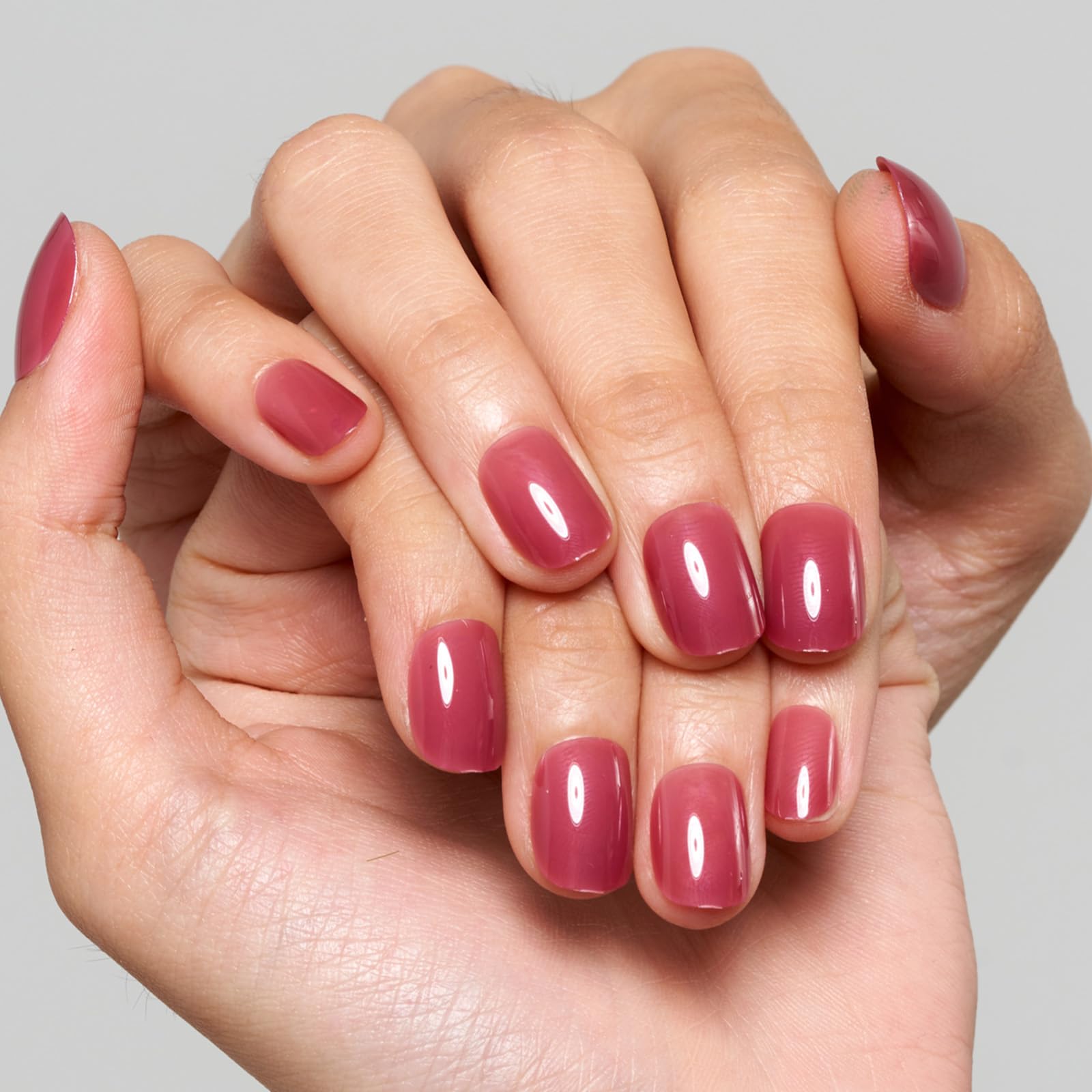 Bandes adhésives fournies pour collage rapide et sûr des ongles.