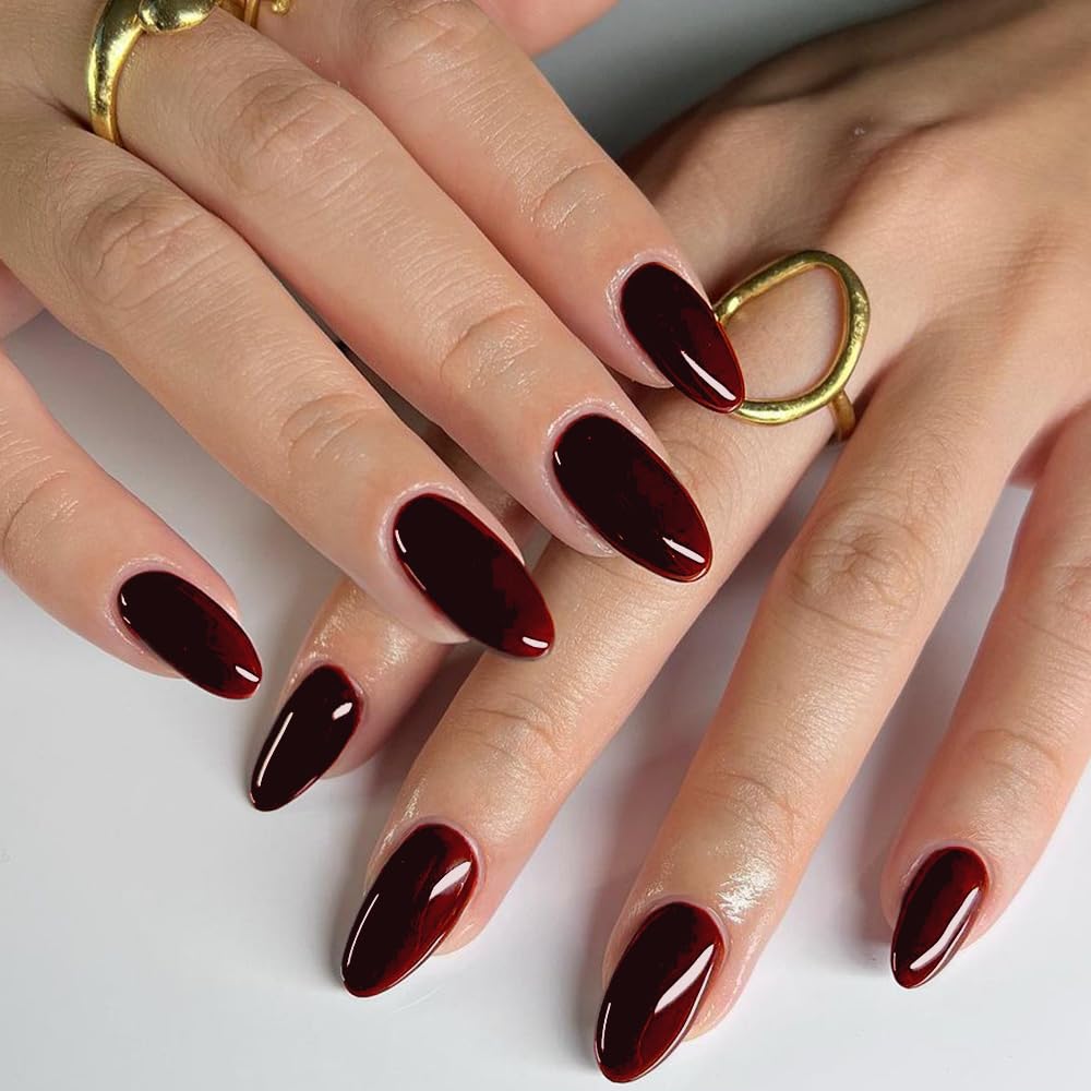GLAMERMAID – Ongles burgundy stiletto, style chic pour soirée.