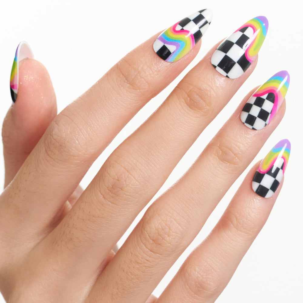Glamermaid-ongles-damier-couleurs: motif damier coloré pour look unique.