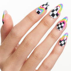 Glamermaid-ongles-damier-couleurs: motif damier coloré pour look unique.