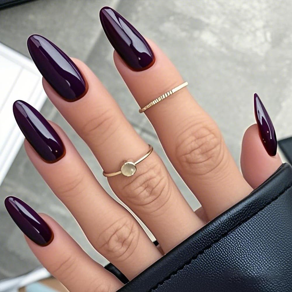 GLAMERMAID – Ongles gel translucide rouge profond, fini brillant et élégant.