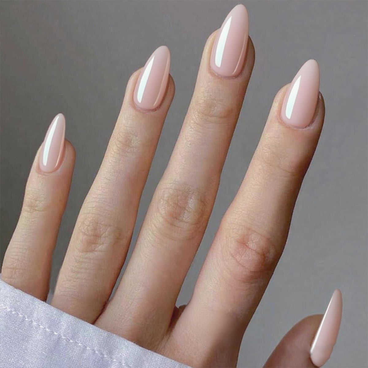GLAMERMAID Ongles presse almond medium nude pour un look naturel et élégant.