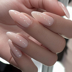 GLAMERMAID Ongles presse nude brillant pour une finition lumineuse et rapide.
