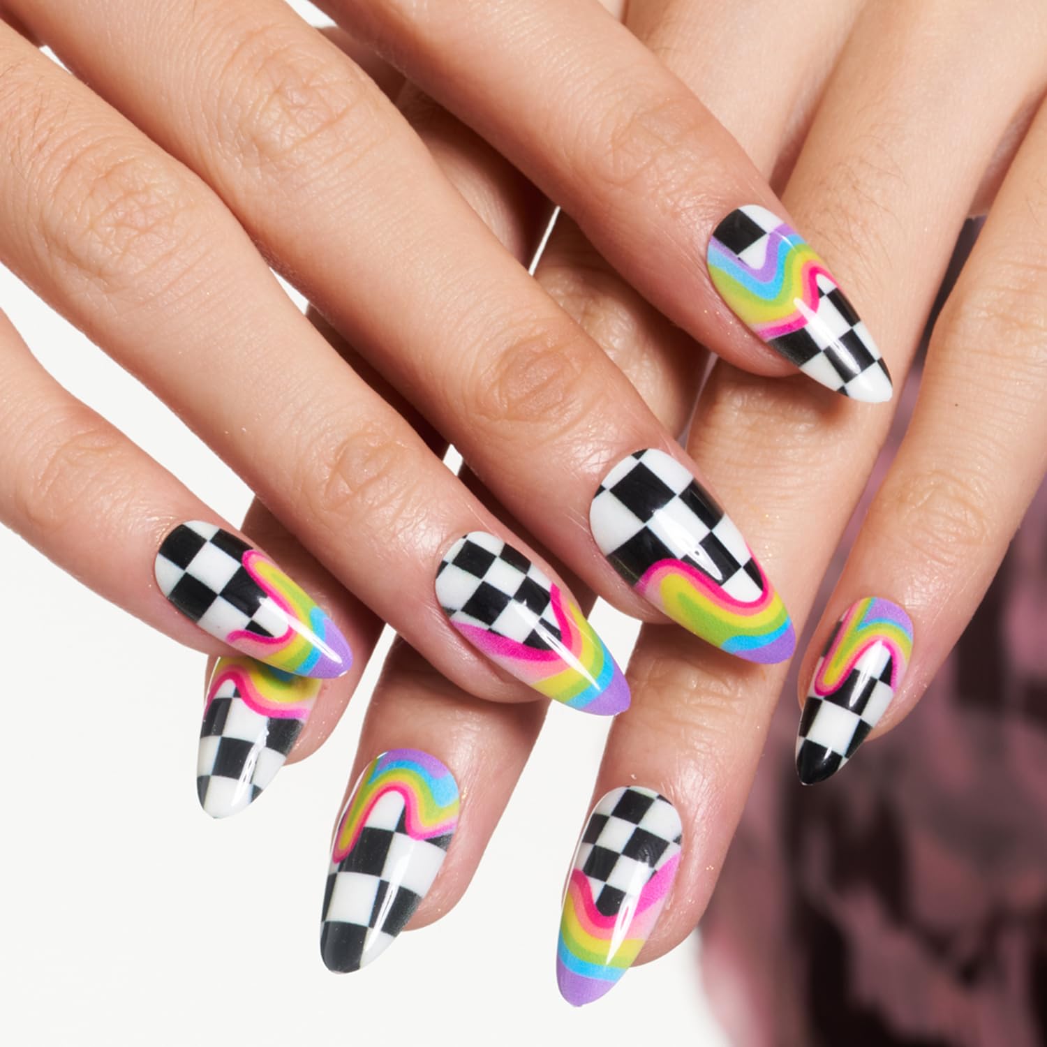 Glamermaid-ongles-y2k-crush: effet arc-en-ciel Y2K tendance et audacieux.