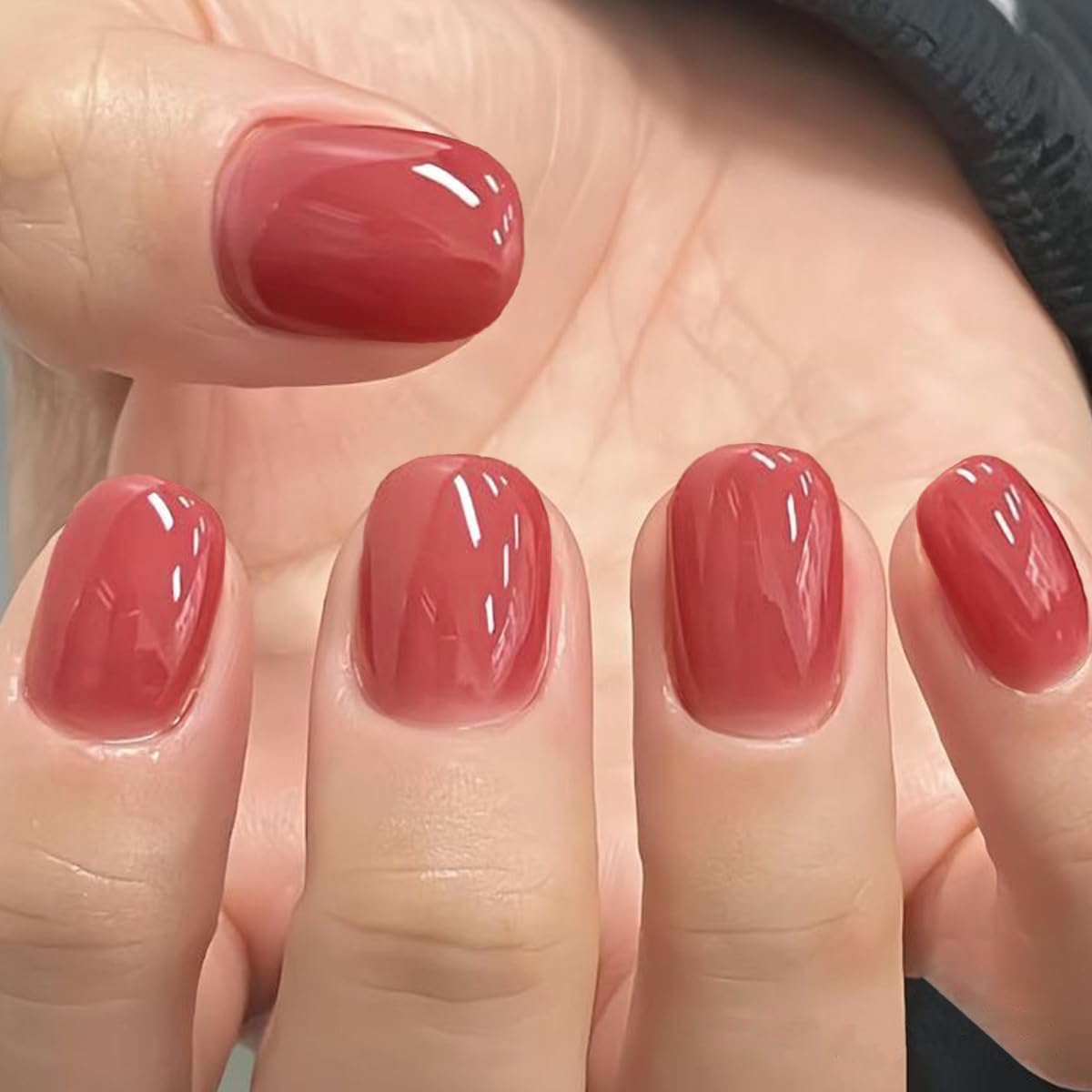 Ongles GLAMERMAID press-on rouge foncé, fini gel brillant, pratique à domicile.