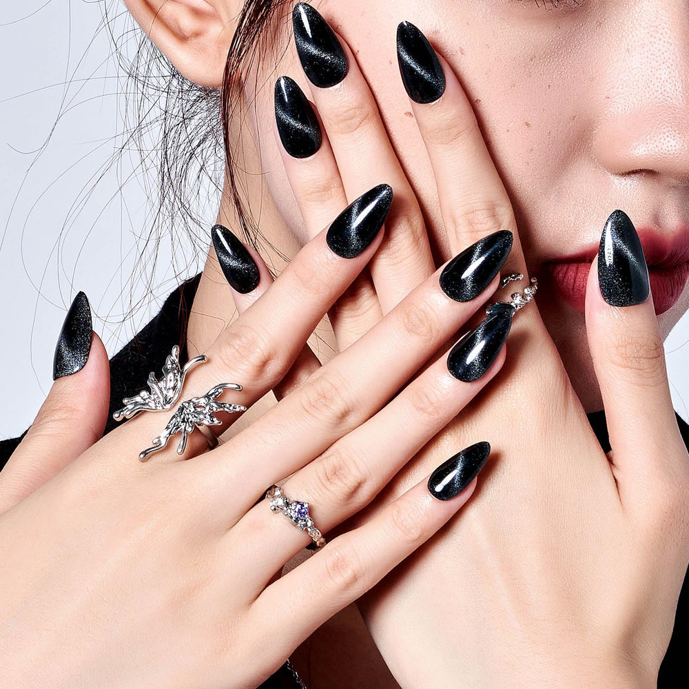 GLAMERMAID aimant gel œil de chat noir sur ongles.