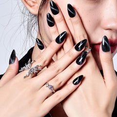 GLAMERMAID aimant gel œil de chat noir sur ongles.