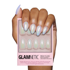 Ongles Glamnetic Entranced blancs holographiques pour un look subtil et élégant.