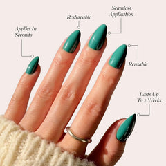 Finition brillante Glamnetic sur ongles émeraude pour brillance durable.