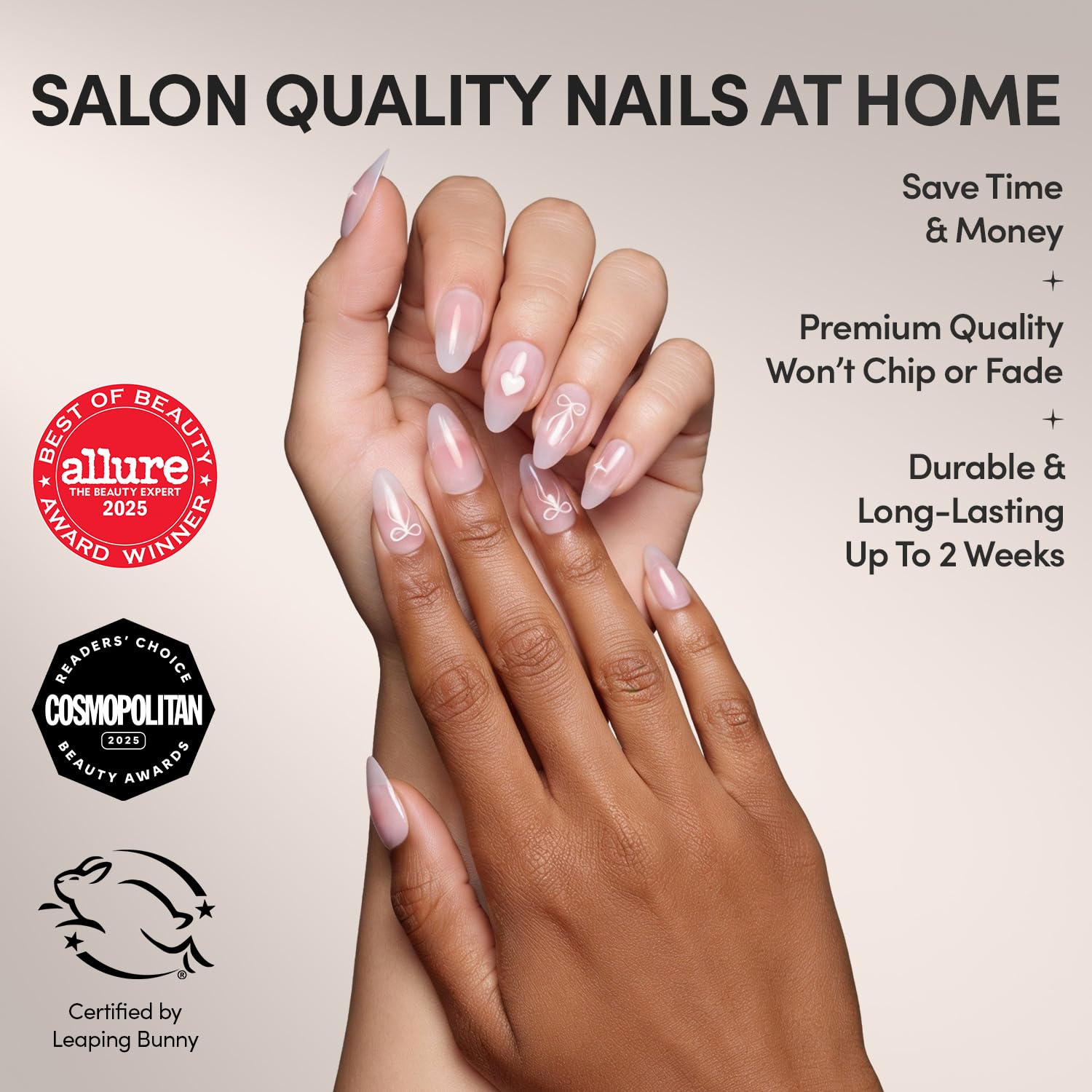 Détails noeud brillant sur les ongles, effet romantique pour soirées et sorties.