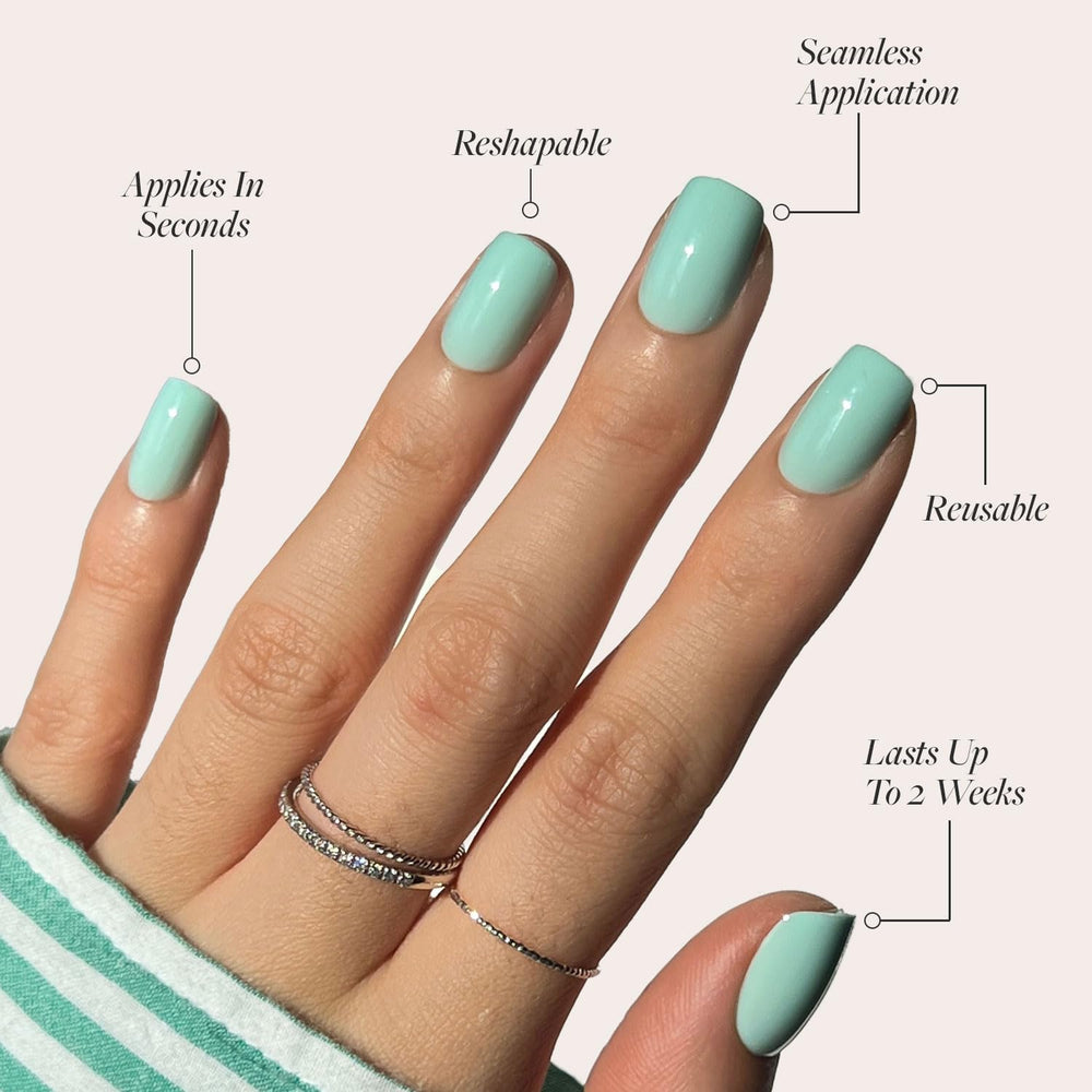Ongles Glamnetic courts squoval bleu-vert doux, couleur estivale et chic