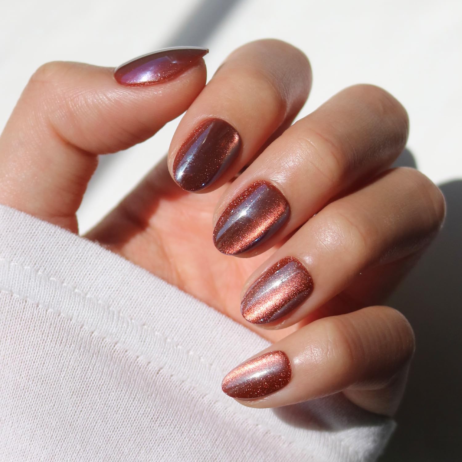 Glamnetic Moscow: ongles pressés avec effet oeil-de-chat velours pour un look sophistiqué