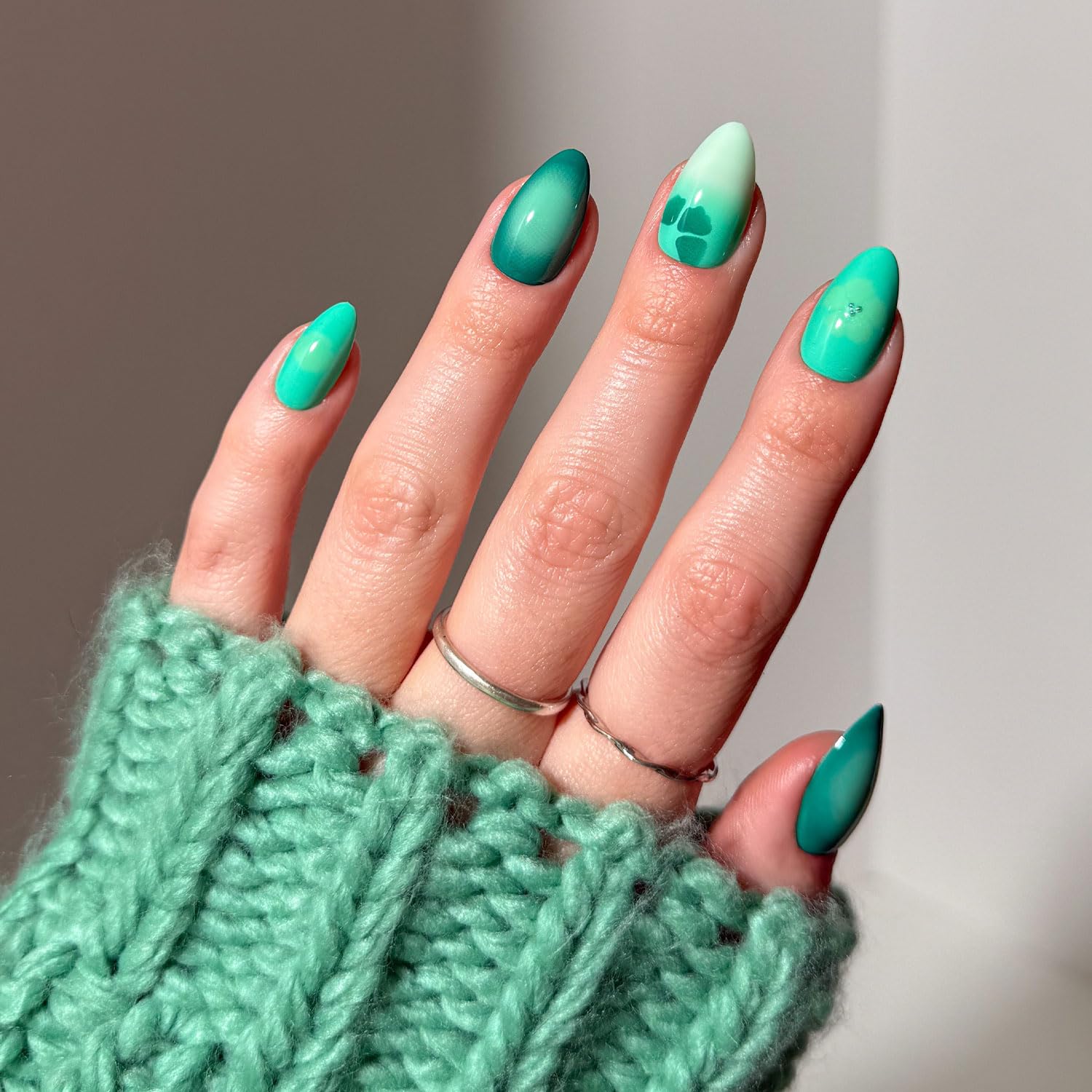 Glamnetic Siren Green avec dégradé aigue-marine pour un look estival durable.