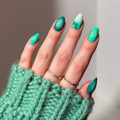 Glamnetic Siren Green avec dégradé aigue-marine pour un look estival durable.
