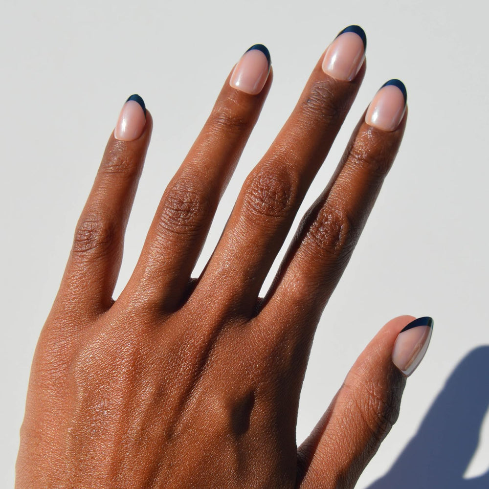 Glamnetic Smoke Salt : ongles noirs avec pointe française élégante et durable.