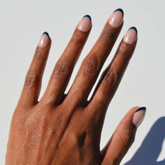 Glamnetic Smoke Salt : ongles noirs avec pointe française élégante et durable.