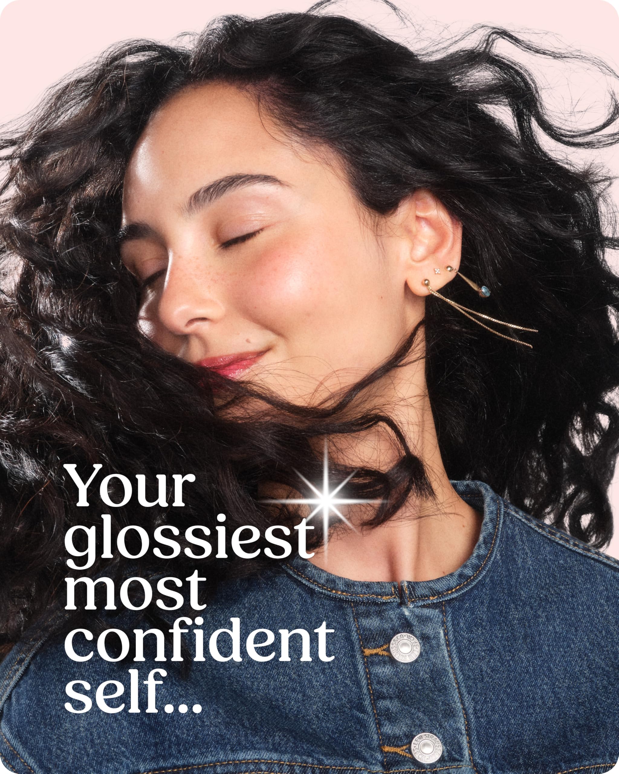 La brillance des cheveux s’accentue grâce à la texture lustrante.