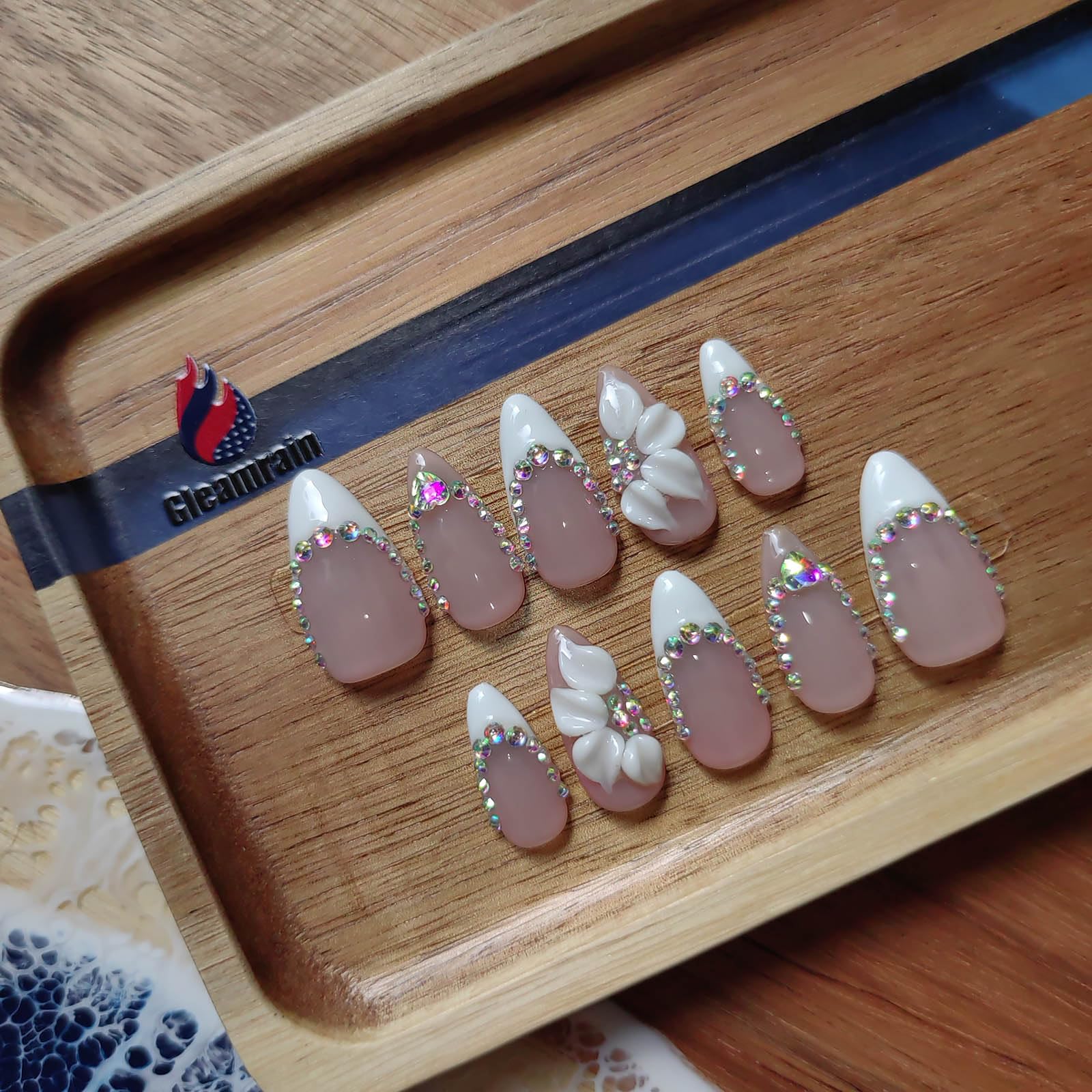 Gleamrain ongles amande faits main pour une allure élégante et durable.
