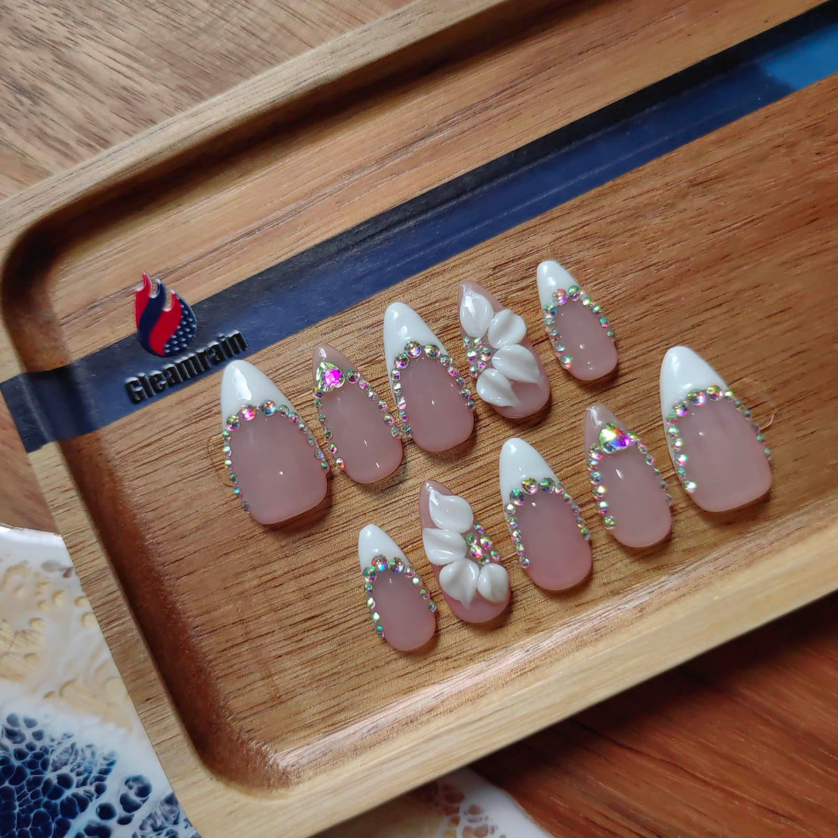 Gleamrain ongles amande faits main pour une allure élégante et durable.