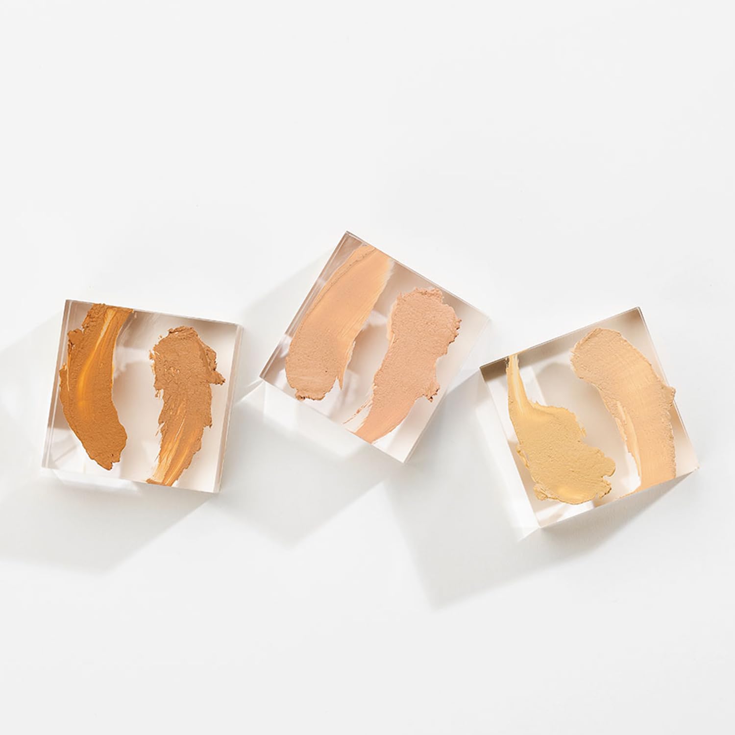 Utilisation sous l'œil avec le concealer sans huile pour un effet lumineux.