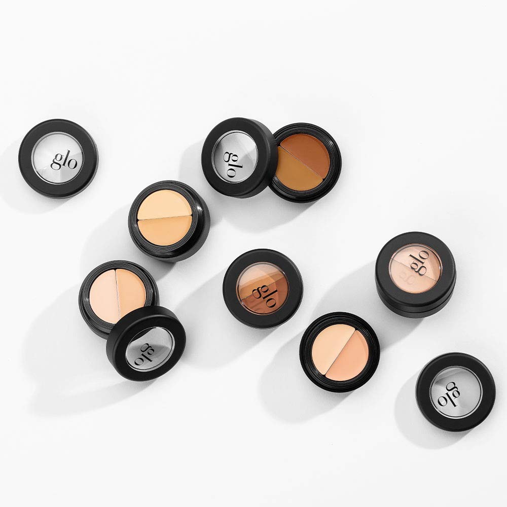 Couverture des cernes et rougeurs avec le duo contour yeux de Glo Skin Beauty.