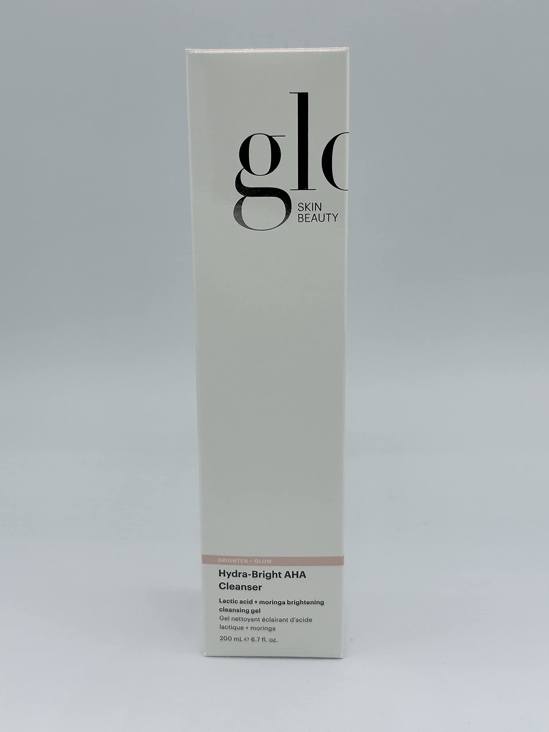 Glo Skin Beauty Hydra-Bright AHA Cleanser: flacon en action pendant la routine matinale.