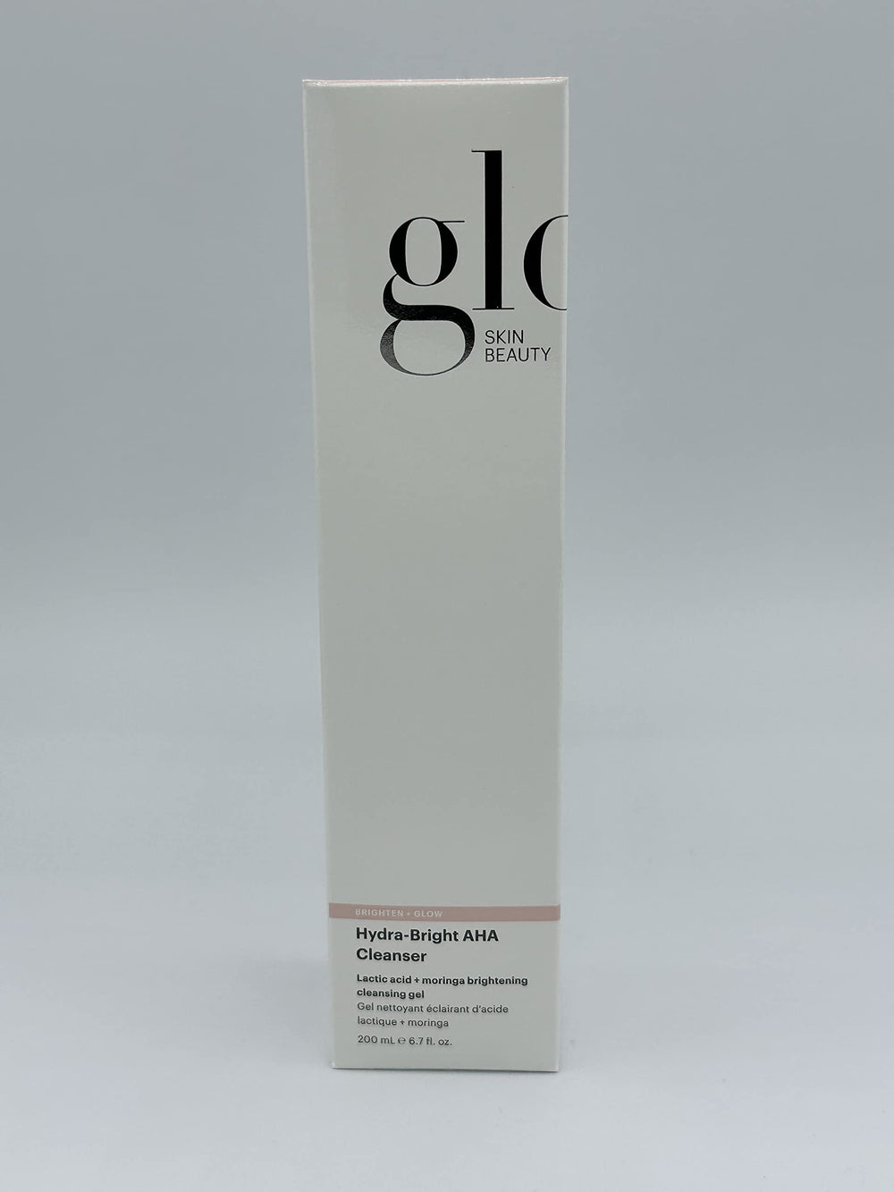Glo Skin Beauty Hydra-Bright AHA Cleanser: flacon en action pendant la routine matinale.