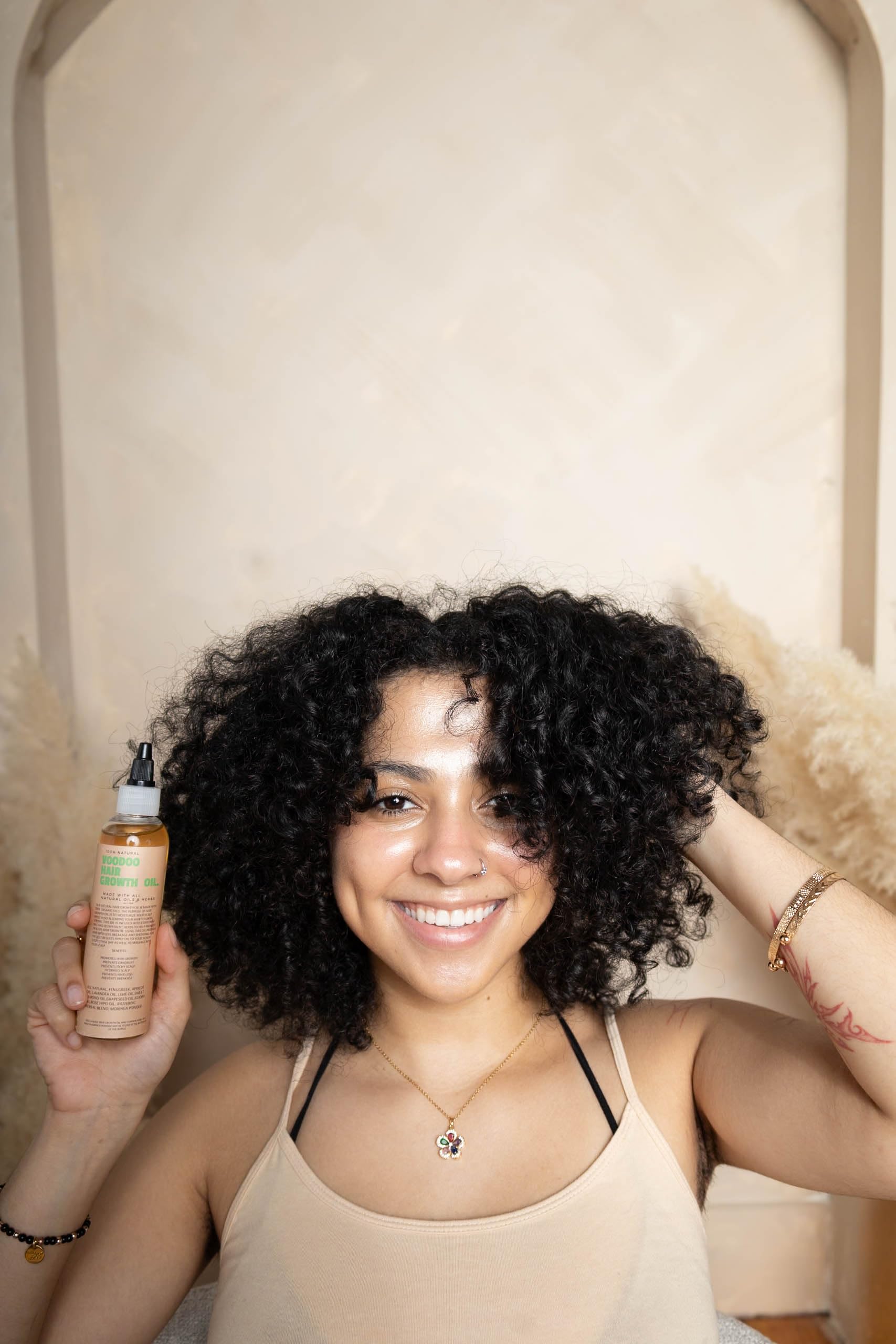Glossed by Nae Voodoo Hair Growth Oil, massage du cuir chevelu pour une routine bien-être.