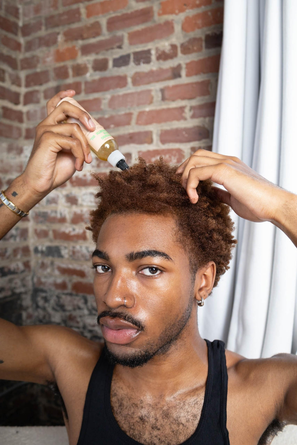 Glossed by Nae Voodoo Hair Growth Oil, flacon prêt à intégrer à la routine quotidienne.