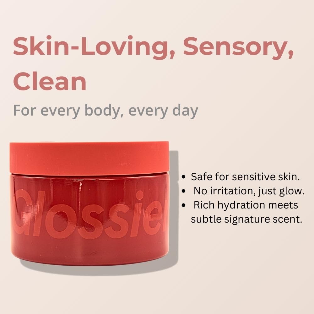 Glossier You Creme De You: scène routine beauté, flacon à portée de main.
