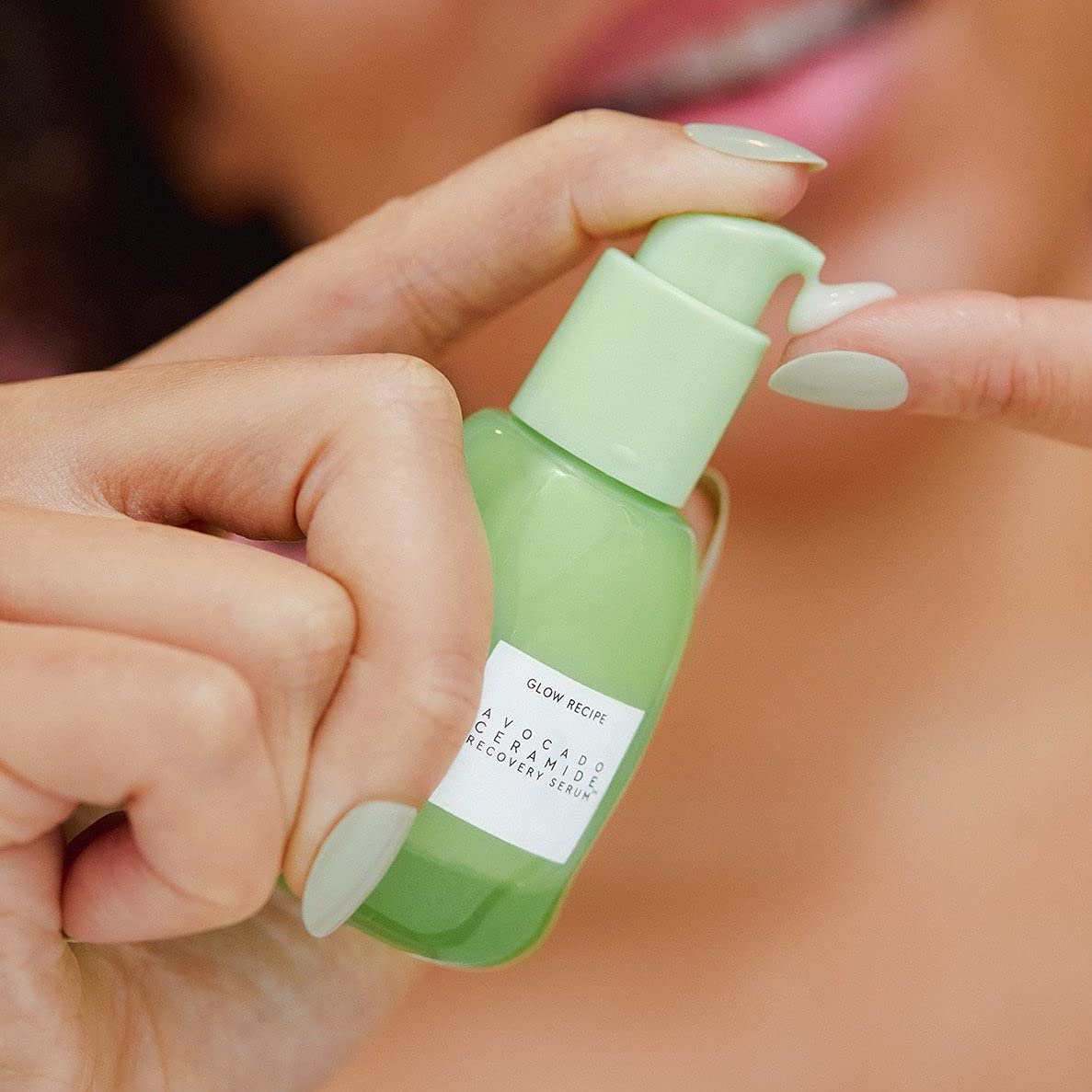 Glow Recipe Avocado Ceramide Serum, texture lactée sur la peau, confort immédiat.
